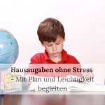 Junge macht konzentriert Hausaufgaben, neben ihm Globus und Stifte. Lernen mit Struktur und Hausaufgaben Planer