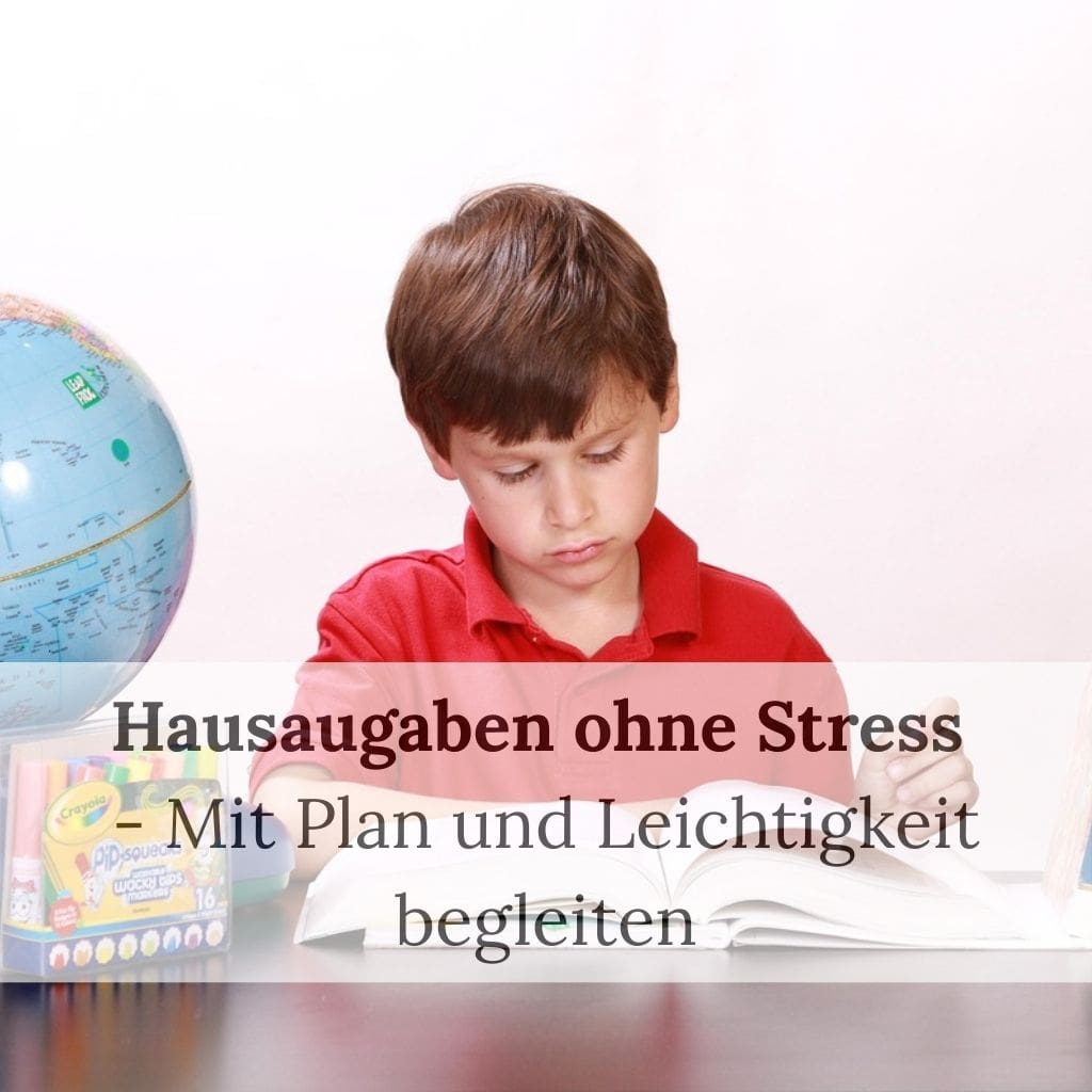 Junge macht konzentriert Hausaufgaben, neben ihm Globus und Stifte. Lernen mit Struktur und Hausaufgaben Planer