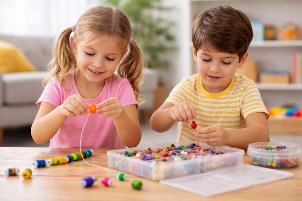 Auge-Hand-Koordination spielerisch fördern bei Kindern Kinder fädeln konzentriert Perlen auf und trainieren dabei spielerisch ihre Feinmotorik und Auge-Hand-Koordination