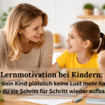 Mutter unterstützt ihr Kind beim Lernen am Tisch, das Kind freut sich über eine gelöste Aufgabe und zeigt Motivation
