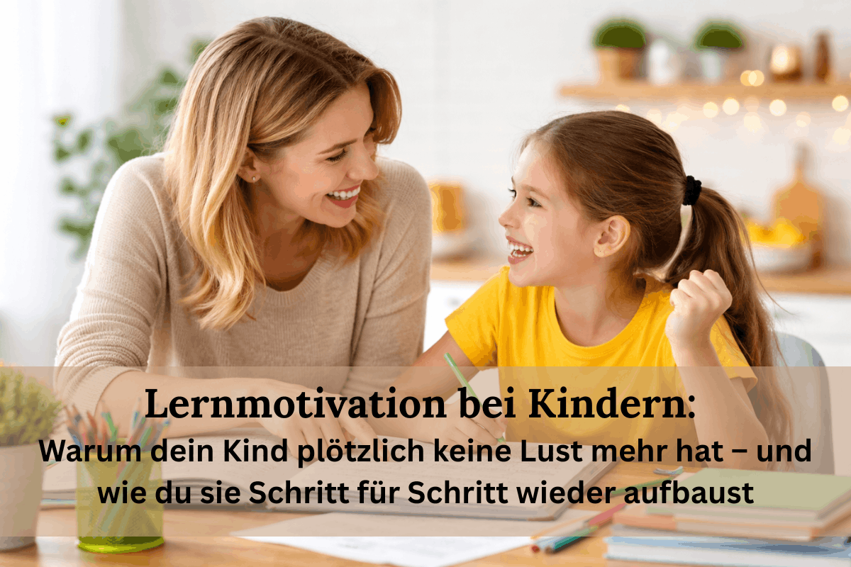 Mutter unterstützt ihr Kind beim Lernen am Tisch, das Kind freut sich über eine gelöste Aufgabe und zeigt Motivation