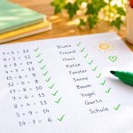 Arbeitsblatt mit vielen grün markierten richtigen Aufgaben und zwei noch nicht markierten Fehlern
